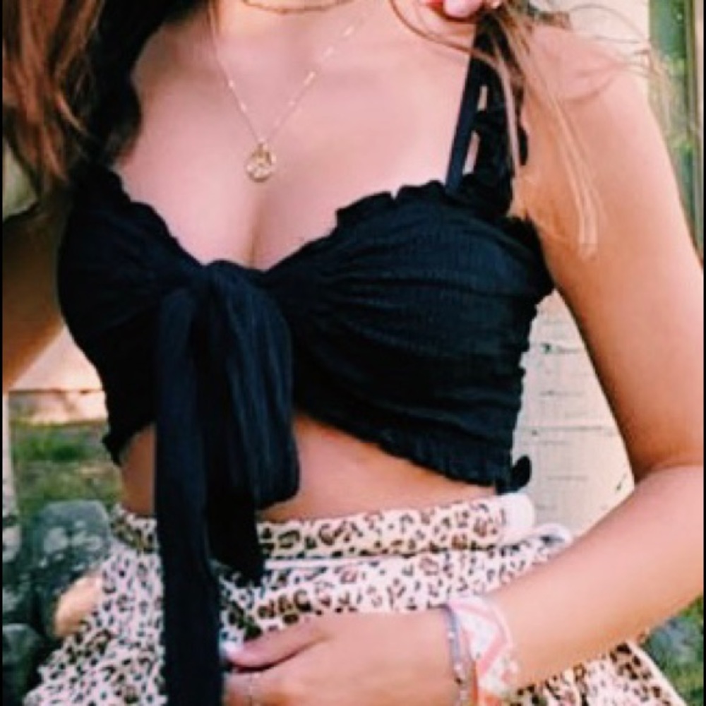 Isabelle’s Cabinet Black Bow Top